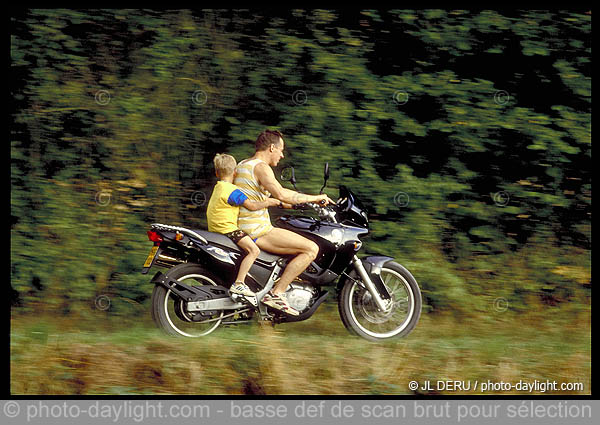 pre et enfant  moto - father and child on motorcycle